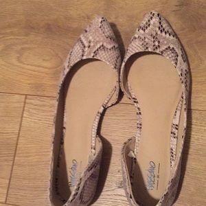 Snakeskin Mossimo flats. NWOT